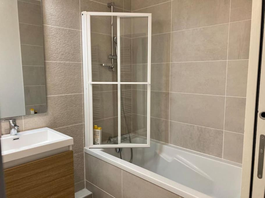 Ferienwohnung Quai Sud - Gare, 100 M2, Parking, Wifi, Superette, Lave Linge Angers Exterior foto